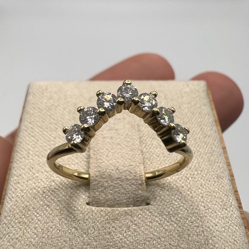 Crown Wedding Band 7 round brilliant stones in 10kt solid gold - Picture 8 of 9